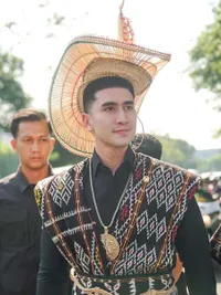 Potret Ganteng Verrell Bramasta Pakai Busana Adat NTT di Istana Merdeka, Kompak dengan Zita Anjani