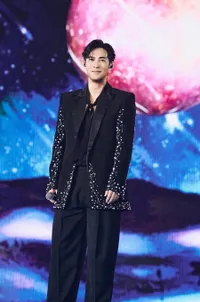 Potret Ganteng Vic Zhou di Reuni F4, Janji Akan Buat Kenangan Baru Demi Fans