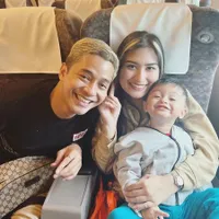 Potret Gantengnya Adly Fairuz Kini Punya Rambut Blonde, Nikmati Liburan Manis Bareng Istri dan Anak di Jepang!