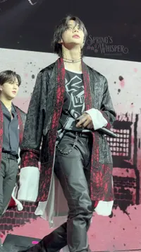 Potret Gantengnya Hyunjin STRAY KIDS Ganti Style Rambut Hitam, Bikin Fans Gonjang-Ganjing & Langsung Jadi Trending