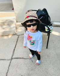 Potret Gaya Ameena Liburan Bareng KD dan Raul Lemos, Pakai Baju Branded dari Kepala Hingga Kaki - Stylish Abis