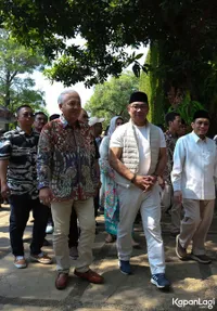 Potret Gaya Casual Ridwan Kamil Dengan Vest Parasut Jadi Sorotan
