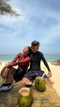 Potret Gaya Liburan Olla Ramlan dan Tristan Molina di Pantai, Backflip dan Split Santai