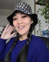 Potret Gaya OOTD Gracia Indri, Cantik Bergaya ABG di Usia Kepala 3