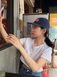 Potret Gaya Santai Suzy Ketika Hangout, Makeup Tipis Jadi Andalan