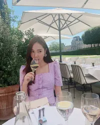Potret Gaya Stylish Jessica Jung Saat Berada di Paris, So Pretty!