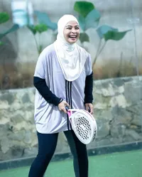 Potret Gaya Tantri Kotak Main Padel, Senang Banget Sampai Ketagihan - Ingin Dilombakan di 17an