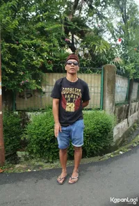 Potret Gaya Unik Kaka Slank Saat Nyoblos, Pakai Sandal Jepit dan Kopiah - Romantis dengan Istri di TPS