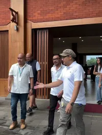 Potret Giring Ganesha Ajak Keluarga Liburan Seru ke TMII, Intip Keseruannya Melihat Reptil! 