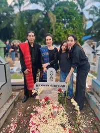 Potret Gisella Anastasia dan Gempi di Pemakaman Opung, Belajar Adat Batak di Tengah Duka