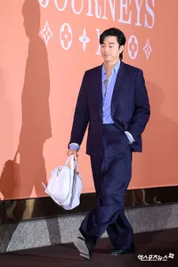 Potret Gong Yoo Gantengnya Maksimal Hadiri Event Louis Vuitton