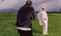 Potret Hailey Bieber Umumkan Hamil Anak Pertama, Ulang Janji Nikah dengan Justin Bieber - Pamer Babybump