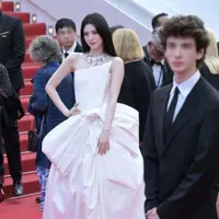 7 Potret Han So Hee di Cannes Film Festival, Paras Cantik dan Outfit Kecenya Jadi Combo Maut Penampilannya