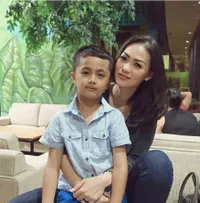 Potret Hangat Christy Jusung dan Anak Semata Wayangnya, Manis!