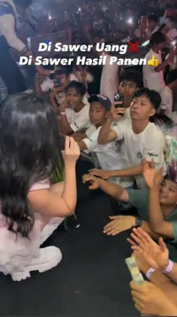 Potret Happy DJ Una Disawer Pakai Sayuran Segar Saat Manggung