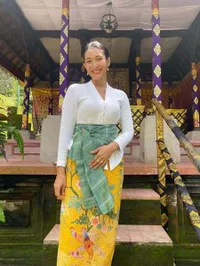 Potret Happy Salma Rayakan Galungan Bersama Keluarga, Tampil Cantik dengan Kebaya Putih