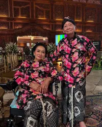 Potret Harjono Sigit dan Kusthini Orang Tua Maia Estianty di Pernikahan Al Ghazali, Masih Bucin Istri di Usia 86