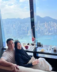 Potret Harmonisnya Rumah Tangga Poppy Bunga dan Fattah Riphat, Kini Sedang Tunaikan Ibadah Haji!