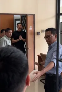 Potret Harvey Moeis Suami Sandra Dewi Saat Nyoblos di Lapas, Tampil Glowing Bikin Netizen Salah Fokus
