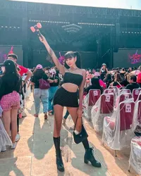 Potret Heboh Lucinta Luna Saat Nonton Konser BLACKPINK, Suara 'Khodam' Tak Sengaja Keluar Saat Teriak Nama Jisoo