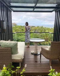 Potret Honeymoon Ala-ala Deva Mahenra & Mikha Tambayong, Seharian di Hotel - Santai Nikmati Pemandangan