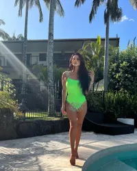 Potret Hot Mama Indah Kalalo dalam Balutan Busana Warna Neon, Pesona Kulit Eksotisnya Makin Terpancar