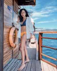 Potret Hot Mom Kirana Larasati Pakai Bikini, Makin Cantik dan Seksi - Tato di Perut Bawah Jadi Sorotan dan Netizen Auto Zoom