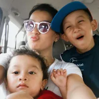 Potret Hot Mom Marcella Zalianty, Hangat Mesra Dengan Dua Anaknya