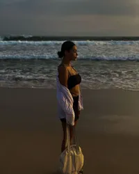 Potret Hot Ratu Felisha Pamer Body Goals Dalam Balutan Swimsuit dan Bikini, Tatonya Bikin Salah Fokus