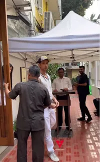 Potret Hrithik Roshan dan Pacar yang 17 Tahun Lebih Muda Jalan Berdua, Makin Lengket Tak Terpisahkan