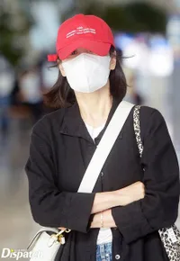 Potret 'Human Fendi' Song Hye Kyo Berangkat ke Paris, Gaya Casual Pakai Masker - Aura Cantik dan Mahal Tetap Jelas Terlihat
