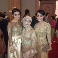 Potret Ibunda Ririn Ekawati dan Rini Yulianti Yang Gaul Abis