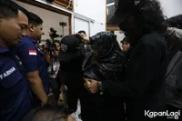 Potret Ibunda Vadel Badjideh Pingsan Setelah Anaknya Divonis 9 Tahun Penjara