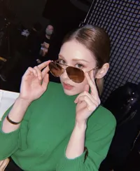 Potret Idol Wanita Menggunakan Kacamata Hitam, Savage dan Badass dengan Berbagai Pose 