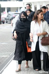 Potret Iin Respaty Istri Ray Sahetapy Datang ke Rumah Duka, Pakai Baju Serba Hitam