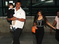 Potret Imut AbRam Saat Asyik Isap Jempol & Suhana Yang Kece Abis!