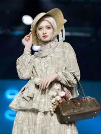 7 Potret Inara Rusli Tampil di Runway JFW, Cantik bak Boneka