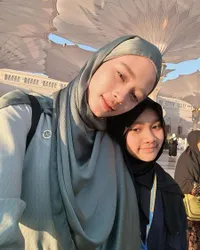 Potret Inara Rusli Umrah Bareng Starla, Aura Bahagia Bisa Beribadah dengan Anak Sangat Terlihat