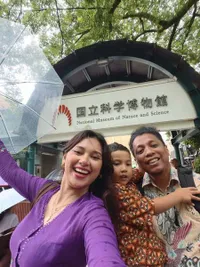 Potret Indah Permatasari dan Arie Kriting Liburan ke Jepang, Pakai Kebaya dan Batik