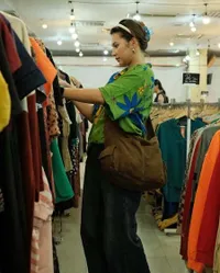 Potret Indah Permatasari Jalan-Jalan ke Blok M, Pilih Baju Sampai Pose di Konter HP Malah Jadi Vintage Banget