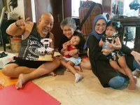 Potret Indro Warkop Main Bareng di Hari Ultah Cucu, Kocak Abis!