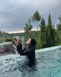 Potret Intan Nuraini Liburan Seru Bareng Keluarga, Berendam Air Hangat di Tengah Mendung Kelabu