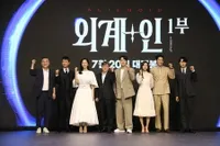 Potret Interaksi Manis Bintang Film 'ALIENOID' di Publik, Kim Tae Ri & So Ji Sub Bisik-Bisik Hingga Bromance Ryu Jun Yeol & Kim Woo Bin