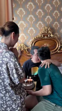 7 Potret Inul Daratista dan sang Anak Beri Kejutan Ultah Sederhana untuk Mas Adam