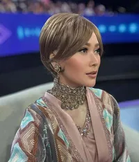 Potret Inul Daratista Makin Cantik dan Awet Muda dengan Gaya Rambut Bondol