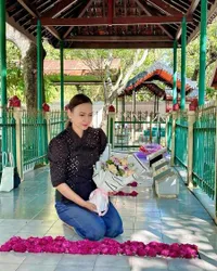 7 Potret Ira Wibowo ke Madiun, Nyekar ke Makam Keluarga - Perlihatkan Jalan yang Diambil dari Nama Kakungnya