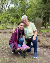 Potret Ira Wibowo Nostalgia ke Jerman Bareng Ibu, Dulu Tinggal di Apartemen Sederhana