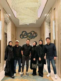 7 Potret Irish Bella dan Dhini Aminarti Triple Date, Serasi dengan Pasangan Masing-Masing