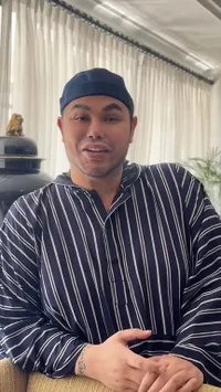 Potret Ivan Gunawan Bagikan Paket Sembako Untuk Tetangga, Bahagia Bisa Berbagi dengan Orang Terdekat