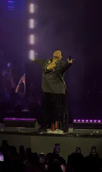 Potret Ivan Gunawan Beri Kejutan di Konser Rossa, Tampil Penuh Semangat Mesi Badan Kurang Fit